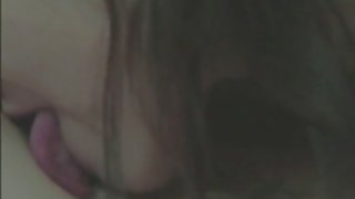 成熟的阿姨在色情雜誌上找到了她的兒子，並與她的女兒吮吸他的雞巴色情片