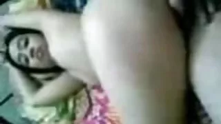 18歲的婊子給了這個傢伙一個口交，讓她的手指弄出她的屁股色情片