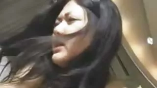 我偷看了那個女孩，她注意到了他的色情片
