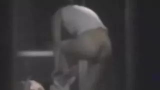 女按摩師做了出色的口交色情片