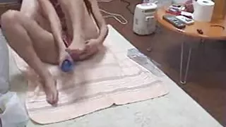 隱藏的凸輪：布魯內特向男人展示了胸部，並在她面前展開了雙腿色情片