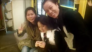 一個刺痛的黑髮揉了一個朋友的傢伙，並亂搞他在海灘色情
