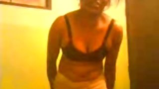 俄羅斯女同性戀辣妹舔他們的甜蜜的pussies色情
