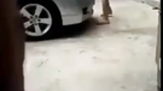 哥哥把一個雞巴放在一個熟睡的妹妹的嘴裡，並將精子倒在她臉上的色情片上