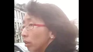 頑皮的小妞用緊密的色情洞來安撫男性