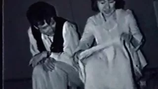 在她所有的色情洞中操一個熟悉的黑髮