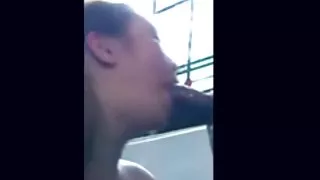 Парень ебет знойную брюнетку в подстриженную письку порно