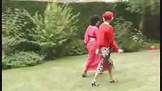 漂亮的女孩，他媽的與兩個成熟的男人，用一瓶色情催促貓