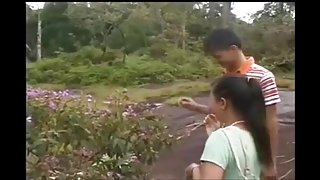 苗條的金發女郎被兩個性交