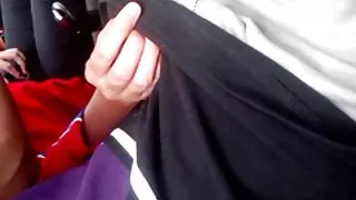 兩個性感的女孩向守衛色情投降