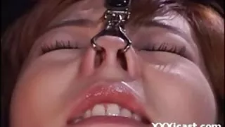 這個女孩為了骯髒的色情而傳播她的眼鏡