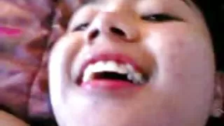 非洲女人在他媽的色情機器上揉她的陰道與橡膠雞巴