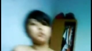性交苗條的辣妹在桌子上色情