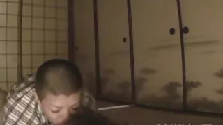 這個傢伙穿著絲襪色情的女僕成員