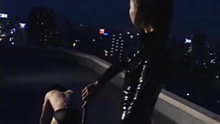 女同性戀哄她的朋友，並用一個strapon色情操她