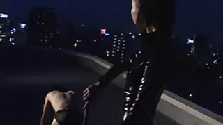 女同性戀哄她的朋友，並用一個strapon色情操她