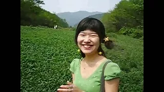 年輕的體操運動員通過色情短褲展示她靈活的身體和陰戶