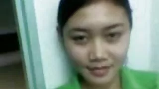 肛門他媽的與苗條的黑髮在色情床上