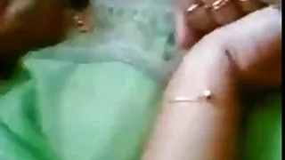 自製爆炸在沙發上從一對年輕夫婦色情