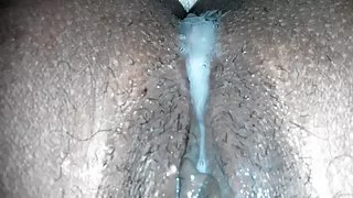 用她的黑色假陽具色情性交一個黑髮的甜嘴