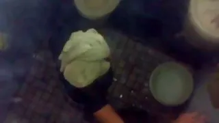 一個年輕的女孩允許這傢伙輕輕地操她的屁股色情片
