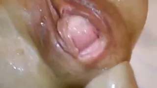 漂亮的女孩在床上色情輕輕地性交