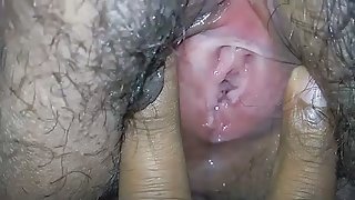 妻子吮吸丈夫的小公雞並傳播她的色情腿