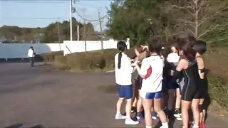 長修指甲的女孩抽出一個雞巴色情