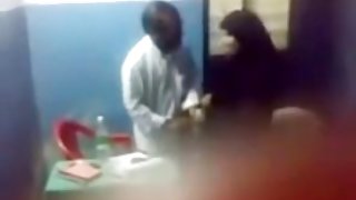 成熟的女士吮吸和猛拉一個硬公雞給色情男朋友