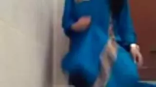 一對年輕夫婦色情的精緻的悶悶不樂和充滿活力的性愛