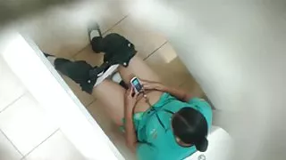 可愛的金發寶貝在攝像頭色情上扯下來