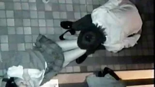 成熟的夫婦邀請苗條的蕩婦訪問和硬他媽的色情