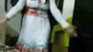 一名男子用口交和精子色情餵養了兩個成熟的阿姨