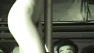 充滿激情的性愛與一個年輕的金發女孩與剃光貓色情