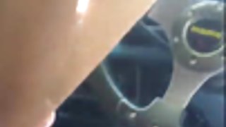 白膚金發的女孩撕毀她的驢子