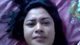 棕髮女人舔黑頭髮的女同性戀色情貓