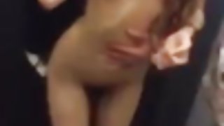 裸體金發女郎在色情椅子裡自慰