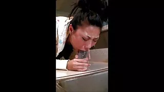女同性戀哄她的朋友，並用一個strapon色情操她