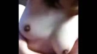 Gina Jerson和她的朋友Fiona嬉戲著大紅色的咒語。色情