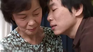 絲襪的婊子亂搞俄羅斯在沙髮色情