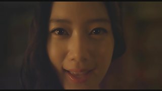 與色情床上的瘦黑髮肛交