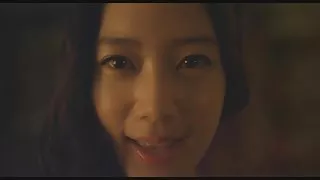 與色情床上的瘦黑髮肛交