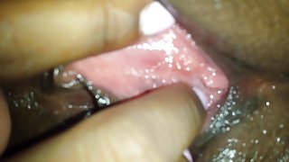 睡覺的裸體女孩在別人的丈夫在白色內衣色情床上