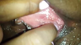 睡覺的裸體女孩在別人的丈夫在白色內衣色情床上